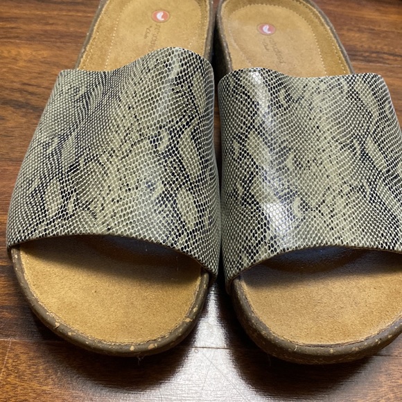 Clark's woman's US size 6 sandals, slides. Snakeskin print - Picture 2 of 8